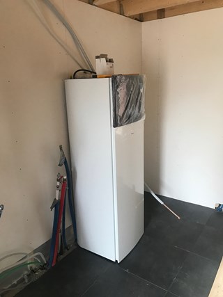 Installatie van een binnenunit vloermodel met 260 liter boiler